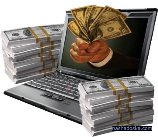 Рука протягивает деньги с монитора ноутбука