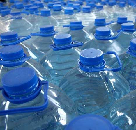 Очищенная питьевая вода в бутылях