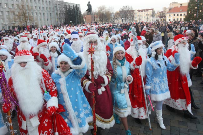 парад Дедов Морозов и Снегурочек