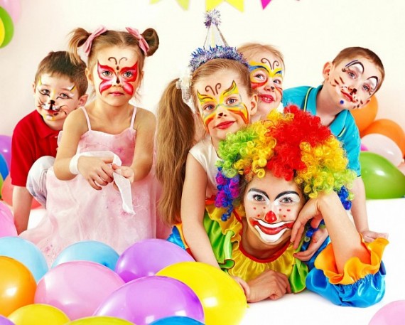 дети с клоуном