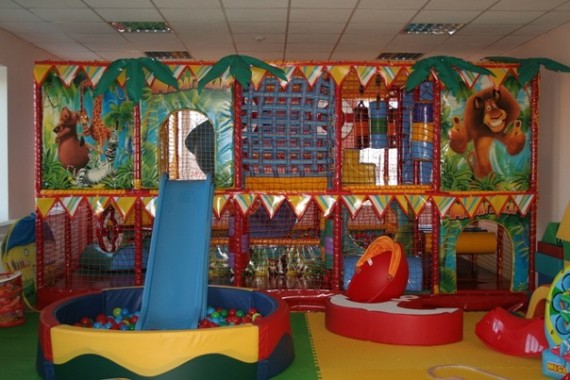 Яркий дизайн детской игровой комнаты