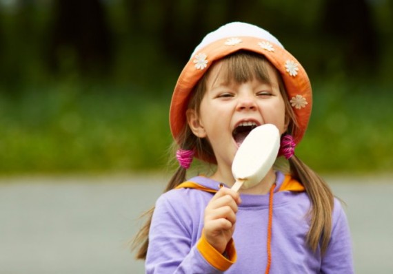 девочка ест мороженое