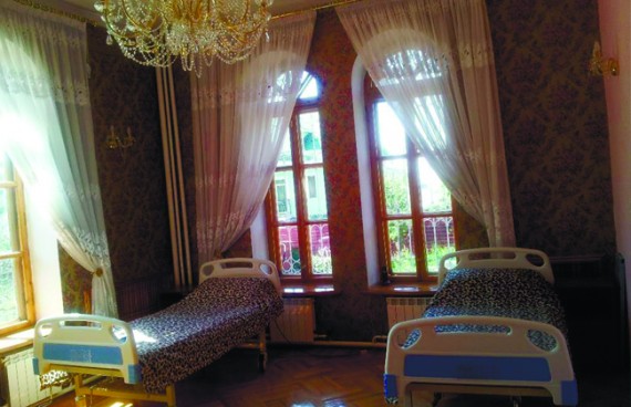 застеленные кровати в красивой комнате