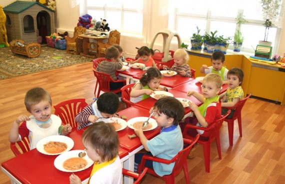 Дети кушают за столом