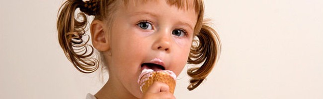 Девочка ест мороженное