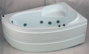Небольшая акриловая ванна