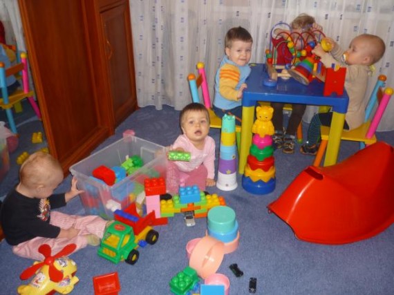 Играющие дети в домашнем детском саду