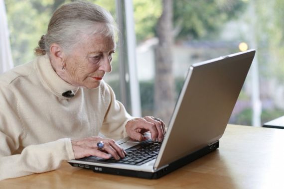 Пенсионерка за ноутбуком