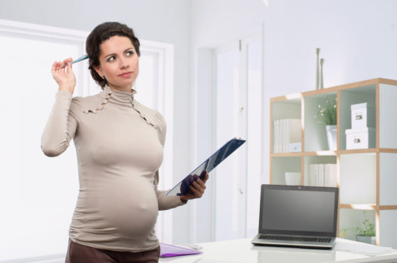 Беременная сотрудница хочет узнать, как рассчитываются декретные