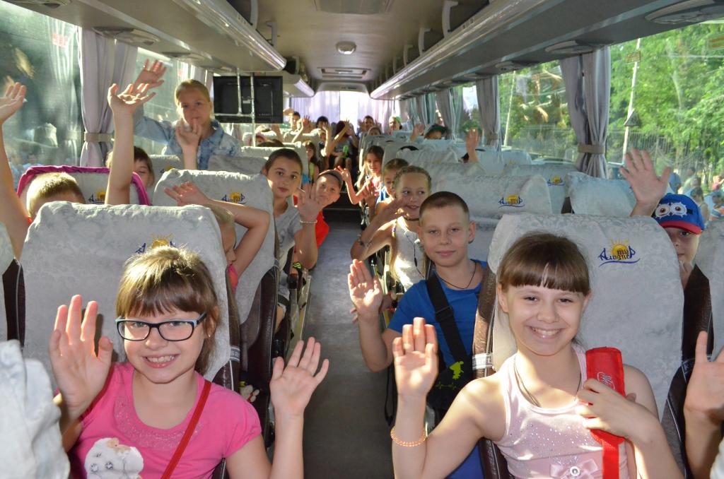 Выезд в лагерь. Отъезд в лагерь. Детский лагерь путешествие. Дети уезжают в лагерь. Поездка детей детского лагеря на поезде.