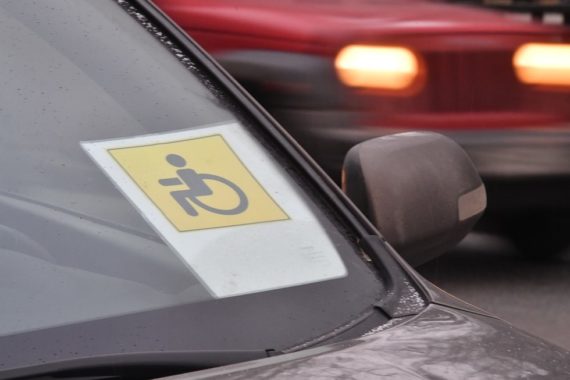 Инвалиды смогут бесплатно парковаться в любом месте