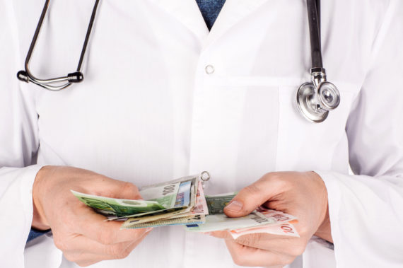 Зарплата медиков в 2022 году: повышение, последние новости
