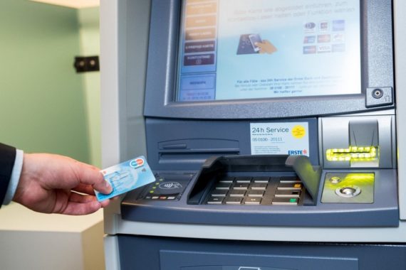 Как снять деньги с карты Тинькофф без комиссии: в каких банкоматах