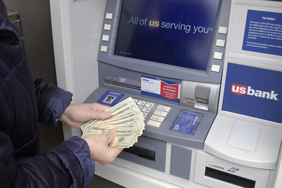Как снять деньги с карты Тинькофф без комиссии: в каких банкоматах