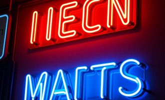 Неоновые вывески: почему свет снова говорит за бизнес и эмоции